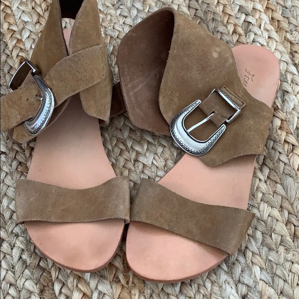 Buckle sandals